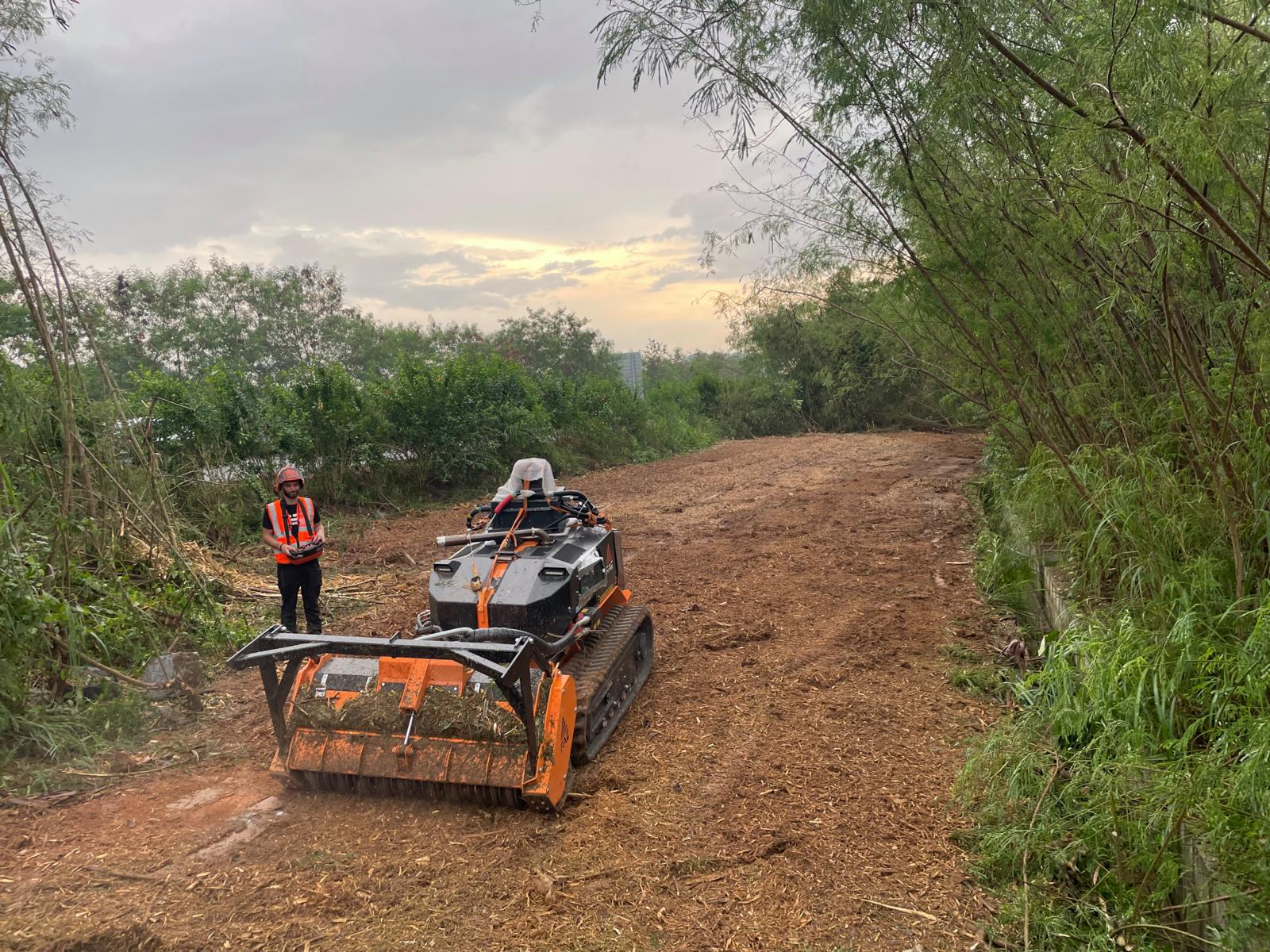 FAE法埃机械 | 遥控履带车RCU‑75 —— 紧凑而强劲的植被清理“黑科技